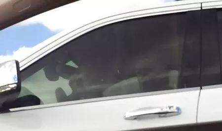 Một người hàng xóm liếc phimsex tro choi nhat ban ra các cửa sổ trong khi một người đàn ông da đen sơn một cô gái rên rỉ