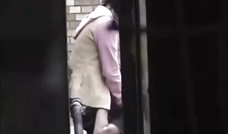 Các phim sex gai nhat ban cô gái đặt một con gà trống giữa ngực