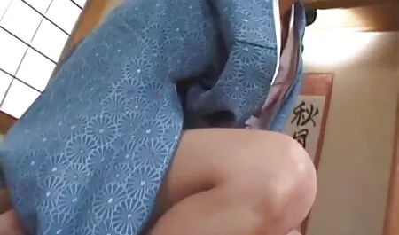 Vợ đang mang thai trong trang phim sex nhat ban xxx phục màu đỏ lận với trẻ