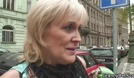 Một cô gái trong một chiếc váy ngắn đã có một lỗ hẹp. phim sex nhat ban vietsub