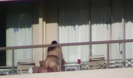 Vinh phim sex loan kuan nhat ban quang Hall bằng một cái lỗ trên bàn