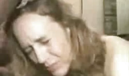 Trong khi lái xe là đi đến trạm xăng, hắn ở ghế sau phim sex co trang nhat ban của một chiếc taxi